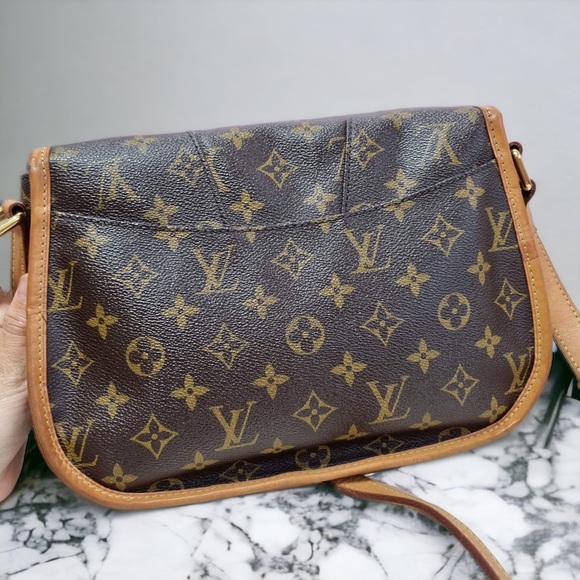 (SOLD❗️) Authentic Louis Vuitton Menilmontant PM - Picture 2 of 9